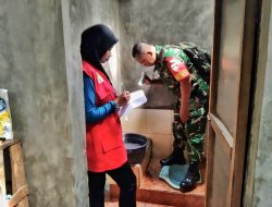 Wujudkan Lingkungan Sehat dan Bebas DBD, Babinsa Koramil Nogosari cek Jentik Nyamuk.